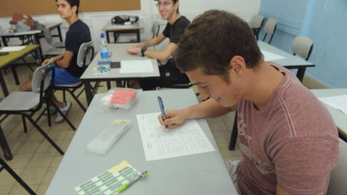 בחינת בגרות במתמטיקה. למצולם אין קשר לכתבה