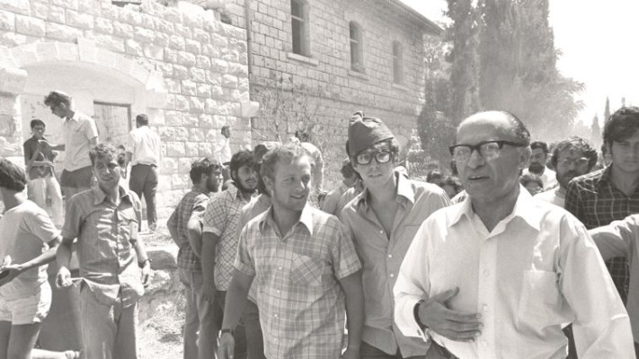 מנחם בגין ואנשי גוש אמונים בתחנת הרכבת של סבסטיה, יולי 1974. בעלייה השביעית למקום הצליחו לבסוף המתיי