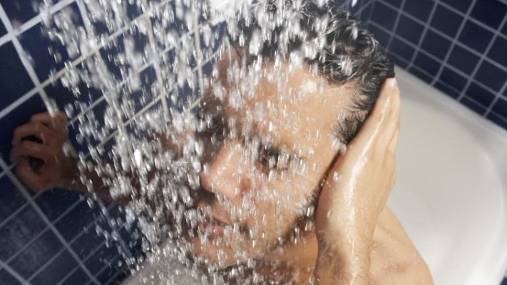 גבר במקלחת, אילוסטרציה