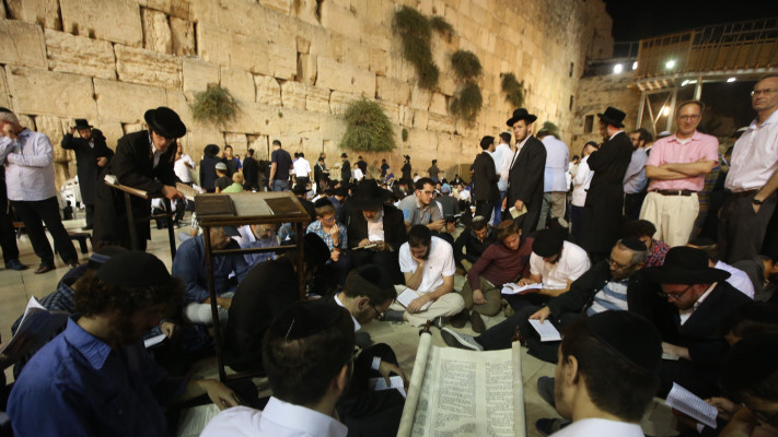 קריאת מגילת איכה בכותל, תשעה באב (צילום: מרק ישראל סלם)