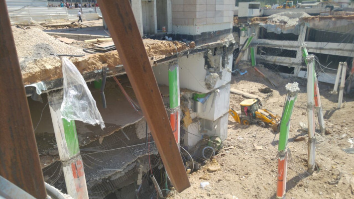 חניון שקרס ברמת החייל (צילום: דוברות המשטרה)