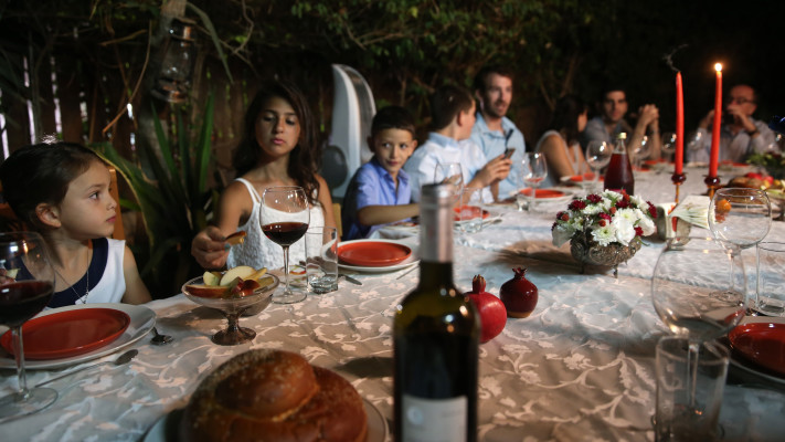 ארוחת חג, ארכיון (צילום: נתי שוחט, פלאש 90)
