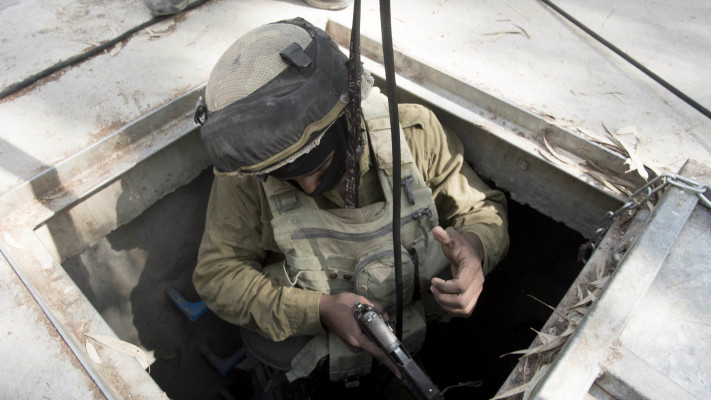 חייל ביהל''ם מתרגל חשיפת מנהרות (צילום: דובר צה''ל)