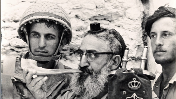 הרב שלמה גורן תוקע בשופר בכותל המערבי (צילום: ארכיון צה''ל במשרד הביטחון)