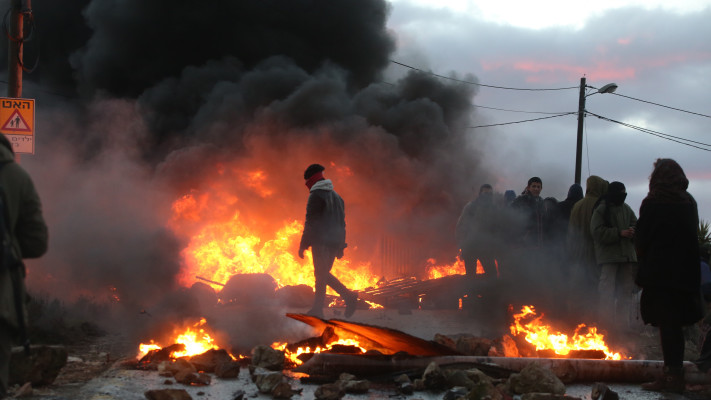 צמיגים בוערים בכניסה למאחז עמונה