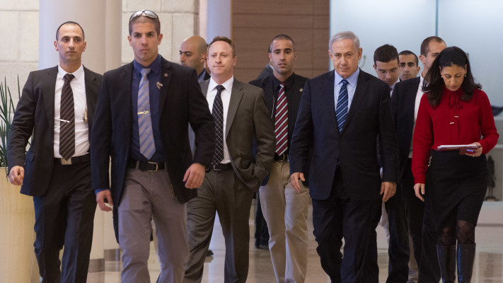 ארי הרו לצידו של בנימין נתניהו