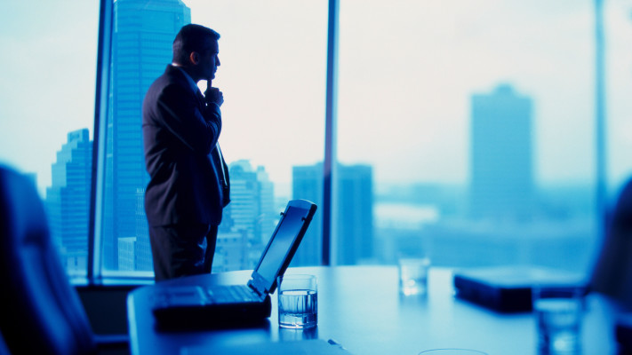 איש עסקים במשרד