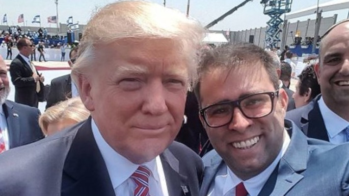 אורן חזן עושה סלפי עם טראמפ (צילום: מסך)