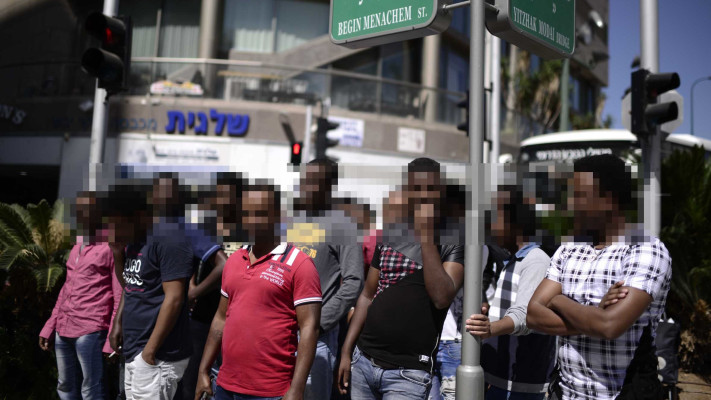 עובדים זרים בדרום תל אביב (למצולמים אין קשר לכתבה) (צילום: תומר נויברג, פלאש 90)
