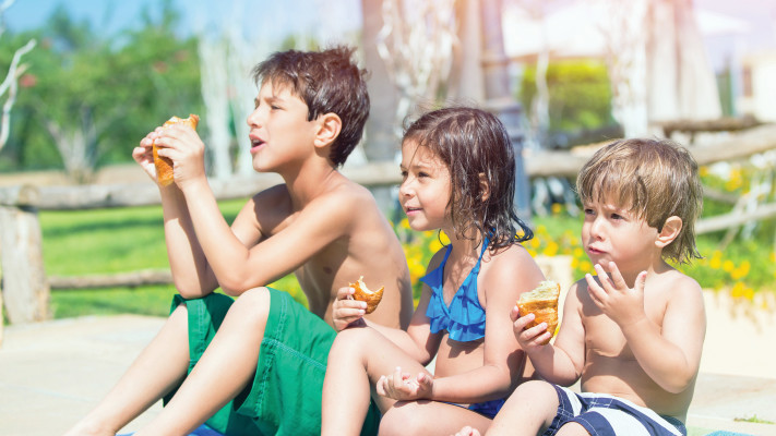 ילדים אוכלים בבריכה