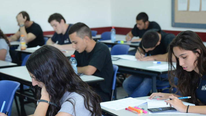 תלמידים בכיתה. למצולמים אין קשר לנאמר