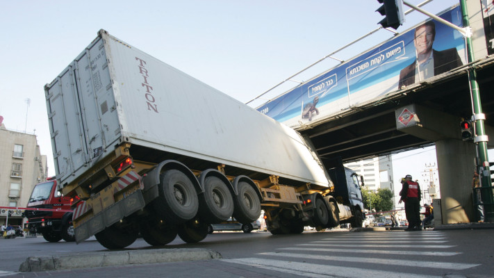 משאית נתקעת מתחת לגשר בתל אביב (צילום: רענן כהן)