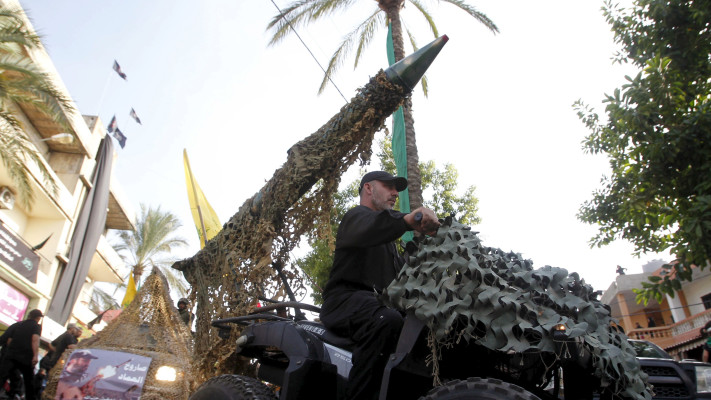 מכמות לאיכות. פעיל חיזבאללה נוהג ברכב שעליו מוצב טיל