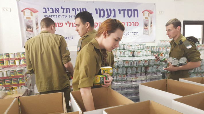 חיילים אורזים משלוחי מזון בעמותת חסדי נעמי