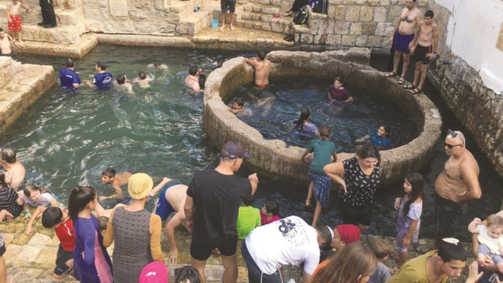 מטיילים בשמורת נחל פרת, למצולמים אין קשר לאירוע