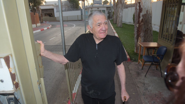 ראש עיריית ר''ג לשעבר צבי בר משוחרר מהכלא  (צילום: אבשלום ששוני)