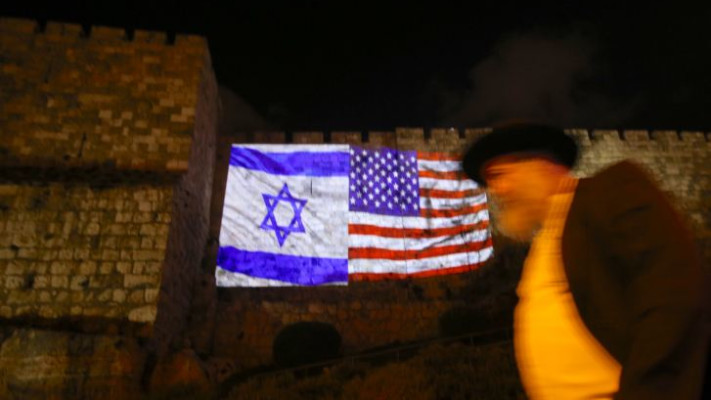 חומות העיר העתיקה מוארות בצבע דגלי ארה''ב וישראל (צילום: מרק ישראל סלם)