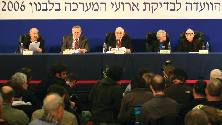 חברי ועדת וינוגרד פרופ' דרור (מימין), פרופ' גביזון, השופט וינוגרד, אלוף (במיל') עינן וד''ר נדל ביום הגשת הדוח