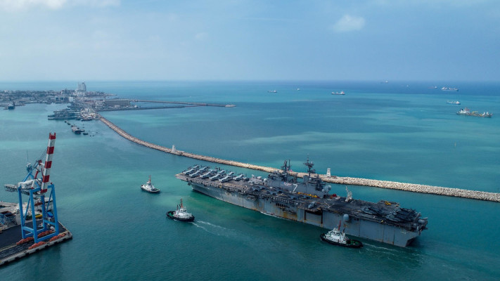 נושאת מטוסים אמריקאית בנמל חיפה 