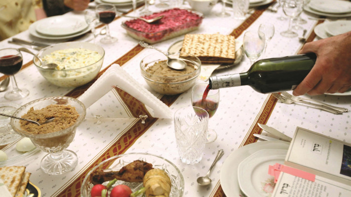 סדר פסח, השתמשו בצלחות קטנות (צילום: מרים אלסטר, פלאש 90)