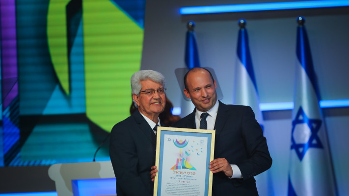 דוד לוי מקבל את פרס ישראל 