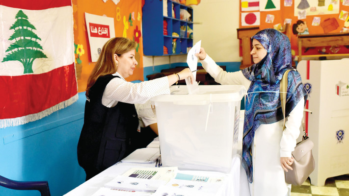 אזרחית לבנון מצביעה בחוף השנהב