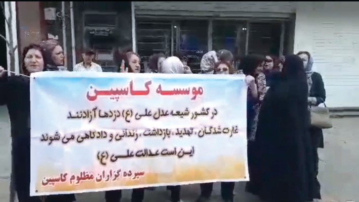 נשים איראניות מפגינות נגד המשטר