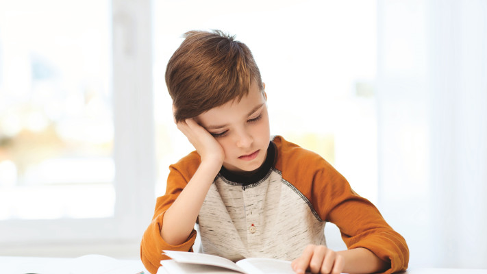 ילד קורא ספר