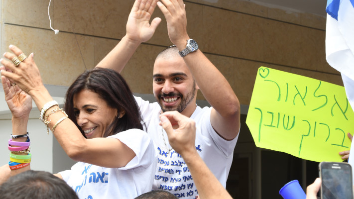 אלאור אזריה ואמו אושרה חוגגים את שחרורו