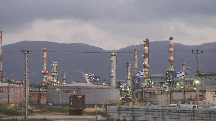 עסקים כרגיל. בתי זיקוק בחיפה, אילוסטרציה