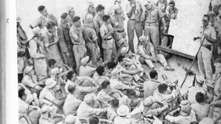 משה דיין מתדרך את חייליו