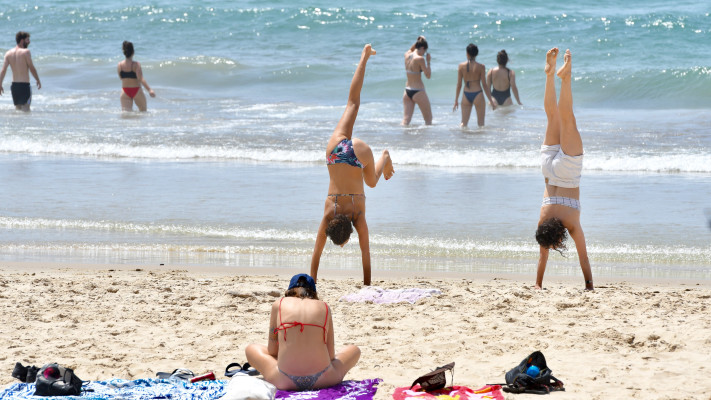 מתרחצים בחוף הים