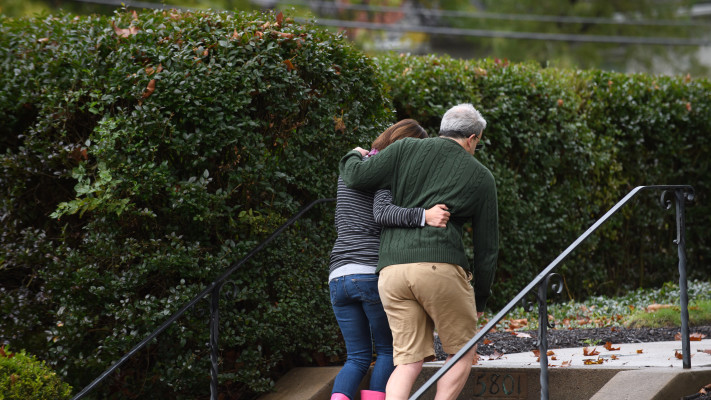 תושבים בזירת אירוע הירי בבית הכנסת ''קהילת עץ החיים''