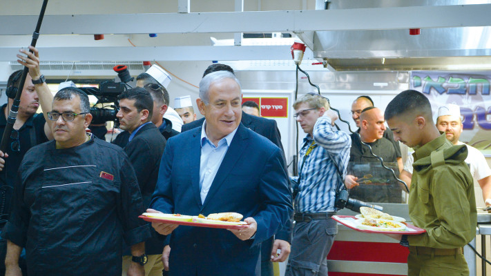 ראש הממשלה בנימין נתניהו בחדר אוכל צבאי