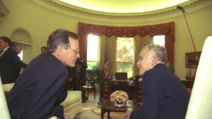 ג'ורג' בוש האב, יצחק שמיר