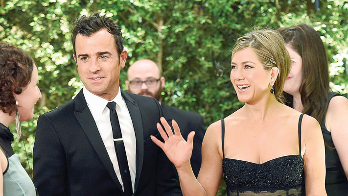 ג'ניפר אניסטון עם ג'סטין ת'רו (צילום: רויטרס)