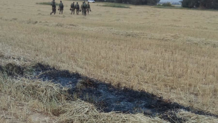 אדמה חרוכה בעקבות בלון תבערה שנפל במועצה אזורית אשכול (צילום: דוברות אשכול)