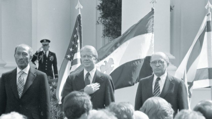 בגין, קרטר וסאדאת בחתימת הסכם השלום עם מצרים