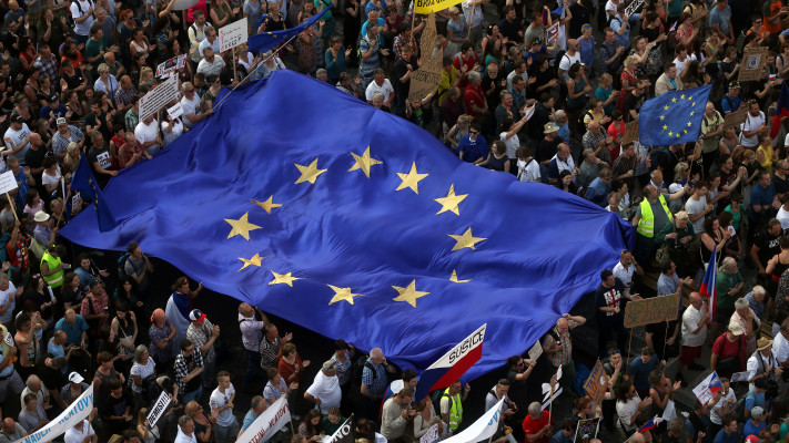 דגל האיחוד האירופי במהלך הפגנה בפראג, צ'כיה (צילום: REUTERS/Bundas Engler)