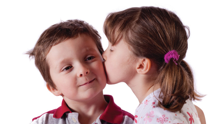 נשיקה בין ילדים