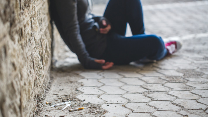 נערה נרקומנית, אילוסטרציה