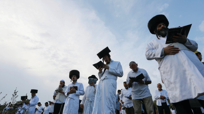 המונים פוקדים את קברו של רבי נחמן 