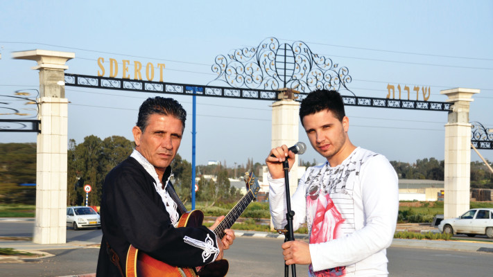 חיים אוליאל ובנו ניב ז''ל בכניסה לשדרות (צילום: אורי גבאי)