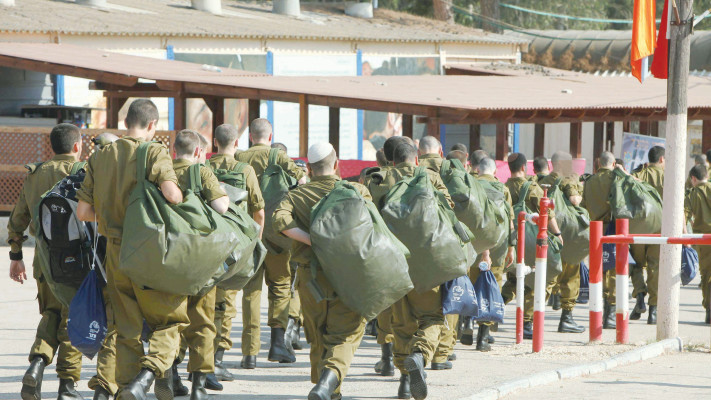 מתגייסים בבקו''ם, אילוסטרציה (למצולמים אין קשר לנאמר בכתבה) (צילום: אלי דסה)