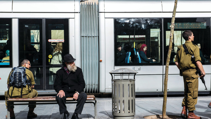 אנשים בתחנת הרכבת הקלה בירושלים, ארכיון (למצולמים אין קשר לנאמר בכתבה)