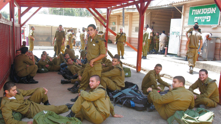 מתגייסים בבקו''ם, אילוסטרציה (למצולמים אין קשר לנאמר בכתבה) (צילום: רוני שוצר, פלאש 90)
