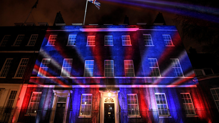 דאונינג 10, מעונו של ראש ממשלת בריטניה, מואר בצבעי הדגל