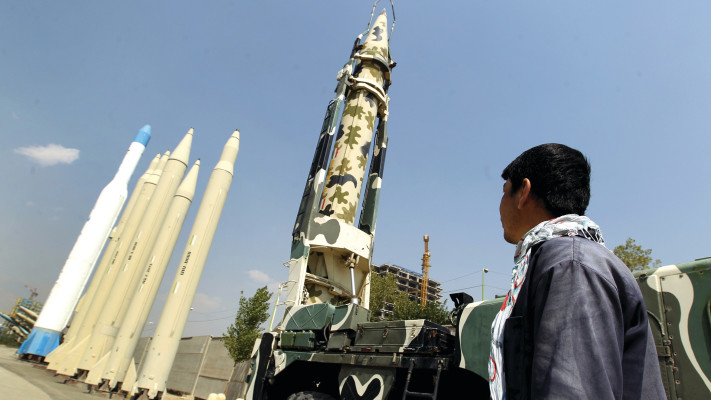 תצוגה של טילים בליסטיים בטהרן (צילום: רויטרס)