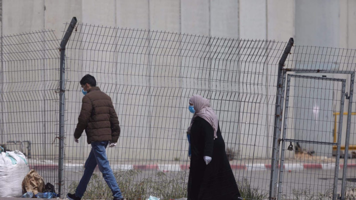 פלסטינים מהגדה חוצים את המחסום לישראל (צילום: מרק ישראל סלם)