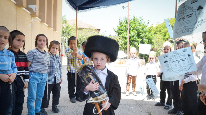 חוגגים שבועות ברחובות